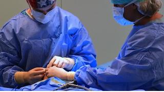 Chirurgie oculoplastique : pathologies orbitaires, chirurgie des paupières, chirurgie des voies lacrymales...